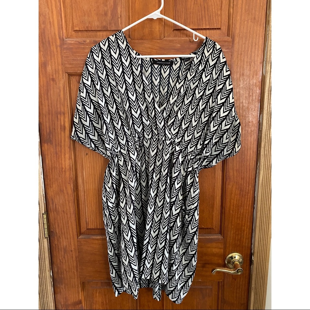 Black & White Top w/ Pockets